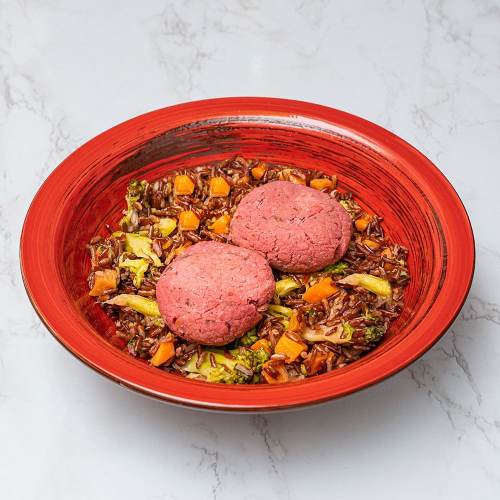 Burger di fagioli cannellini e barbe rosse con riso rosso, carotine e broccoli
