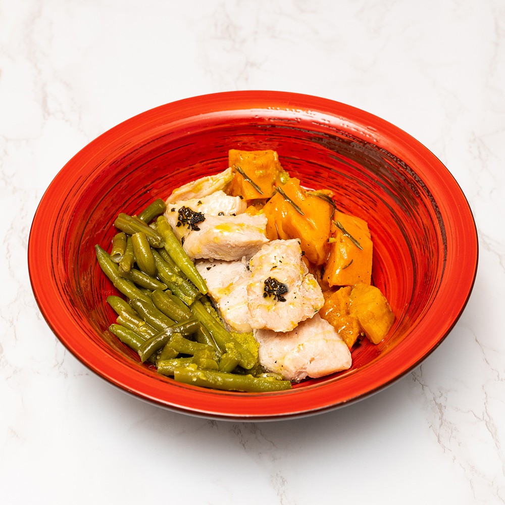 Tacchino in sous vide su letto di crema di piselli, patate americane dolci e fagiolini al limone