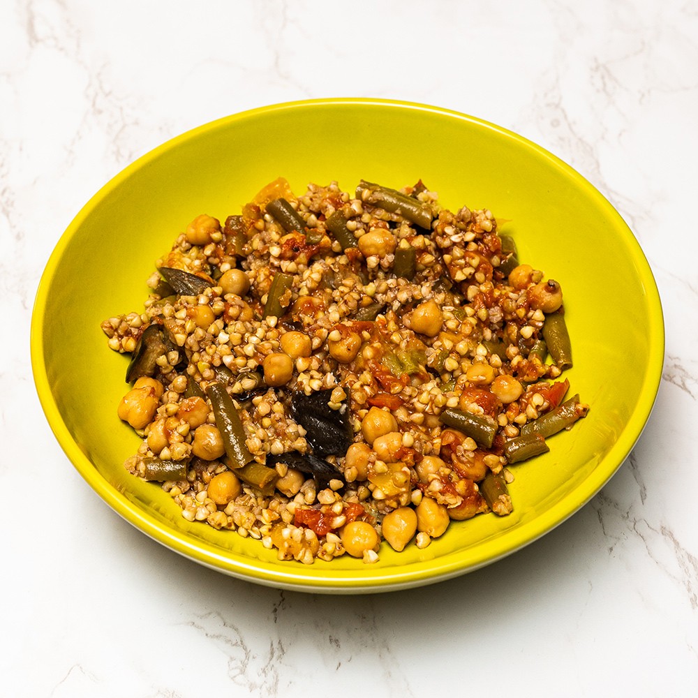 Bowl di grano saraceno con ceci in agrodolce, peperoni, melanzane, fagiolini e zucchine