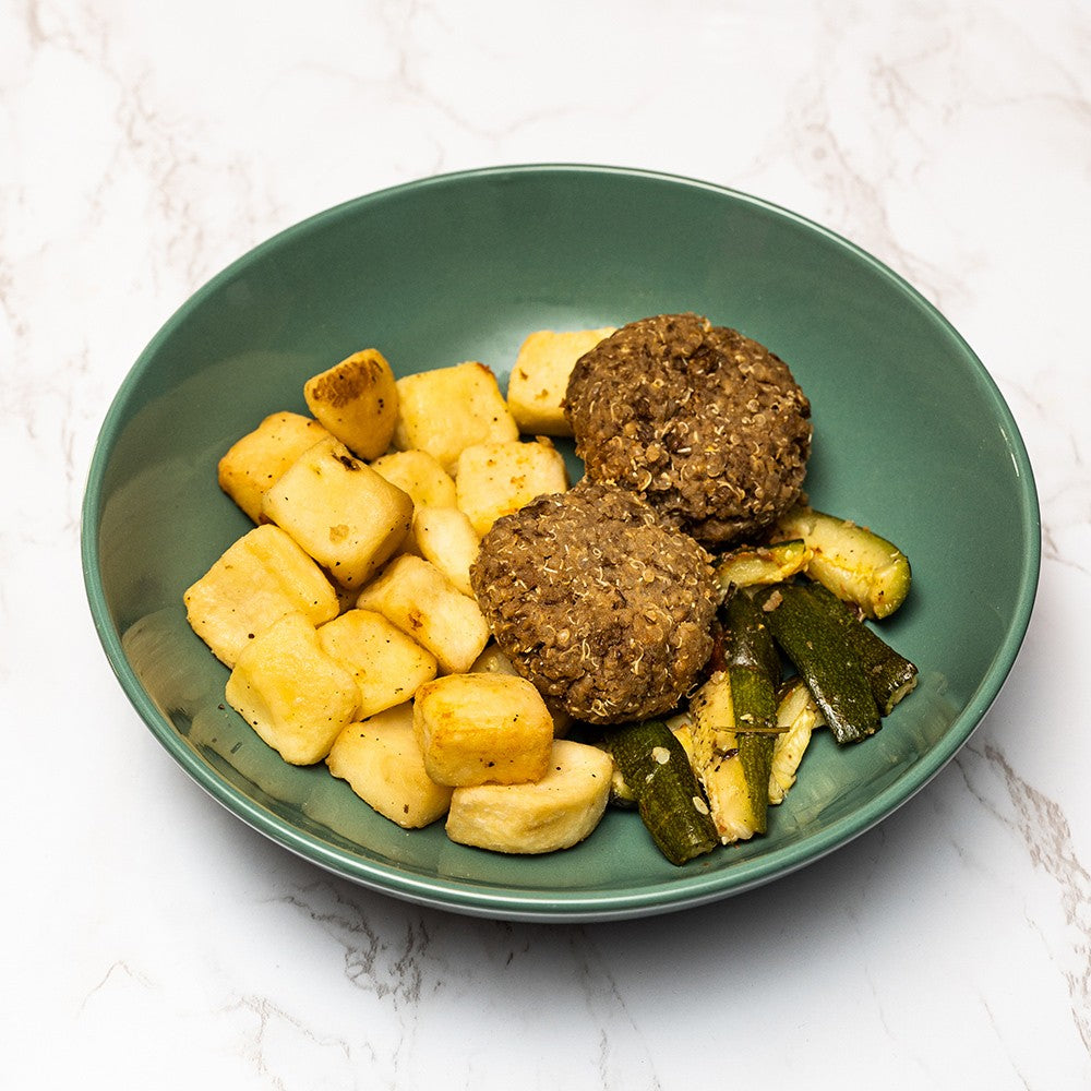 Burger di quinoa e lenticchie con patate arrosto, zucchine e salsa harissa