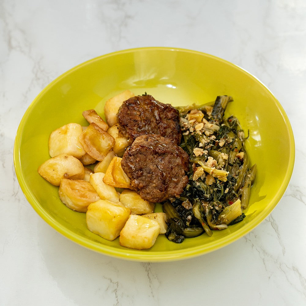 Mini Hamburger di manzo su crema di spinaci e noci, patate al forno e cicoria ripassata