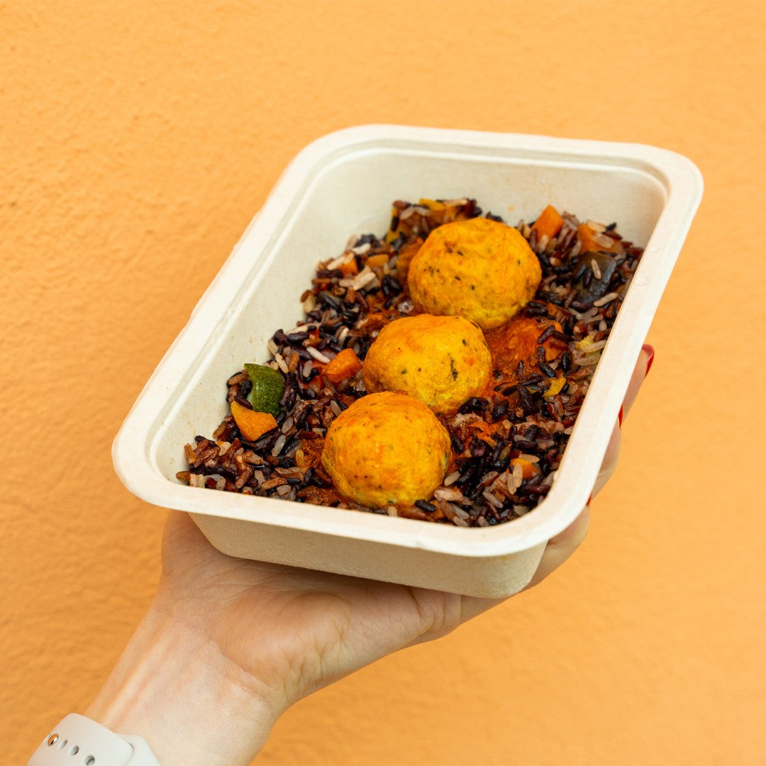 Polpette di pollo cicoria e carote in salsa agrodolce, trilogia di risi e caponatina