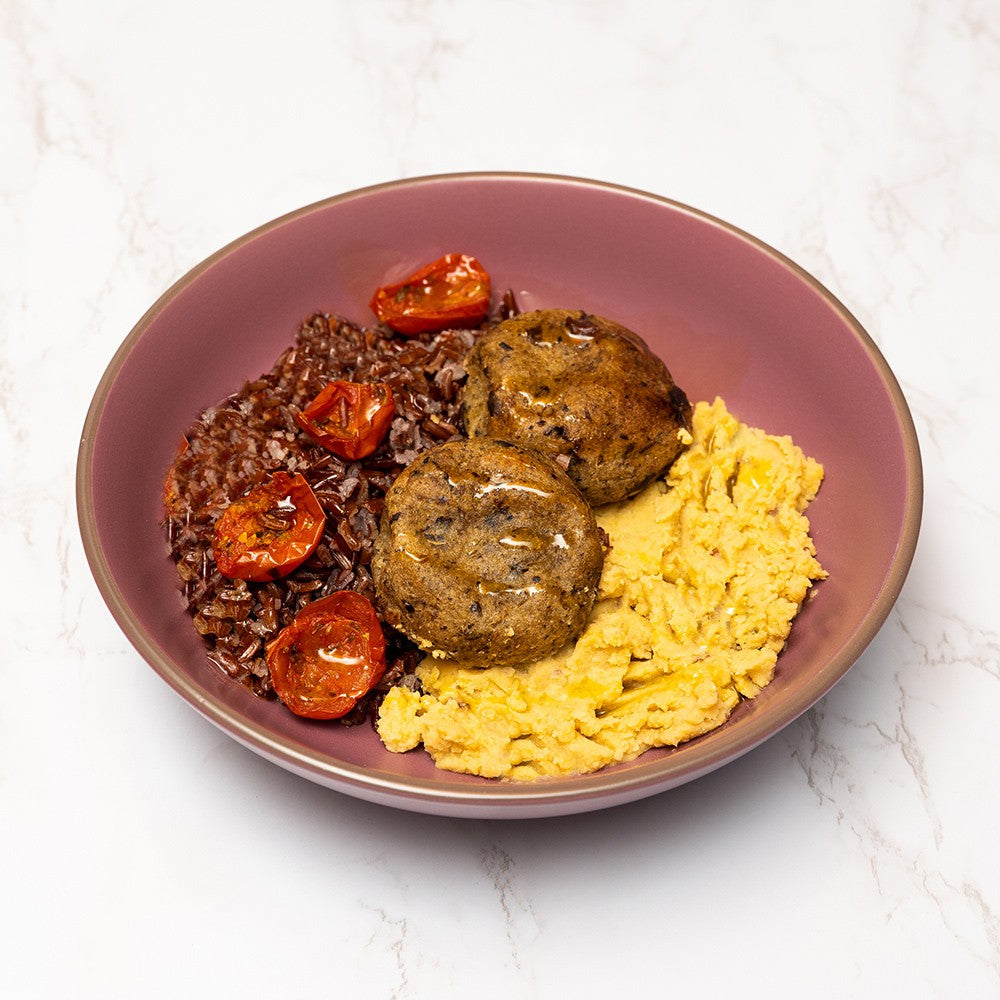 Polpette di melanzane con hummus di ceci, riso rosso e pomodorini confit