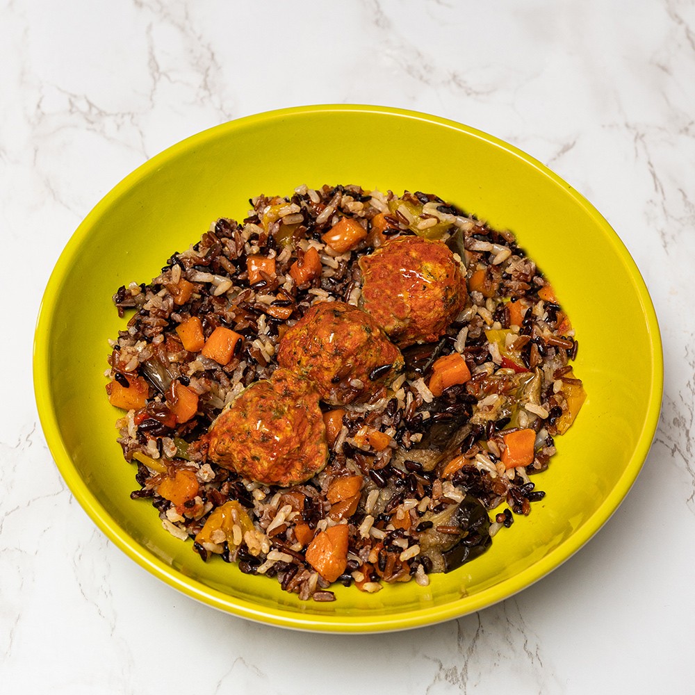Polpette di pollo cicoria e carote in salsa agrodolce, trilogia di risi e caponatina