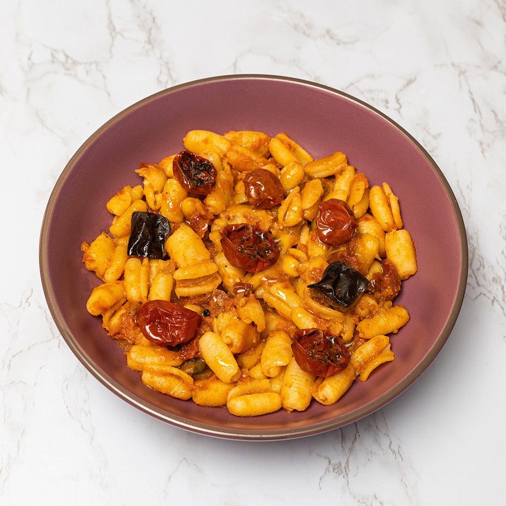 Cavatelli al pesto di pomodori secchi, melanzane, pomodorini confit e capperi