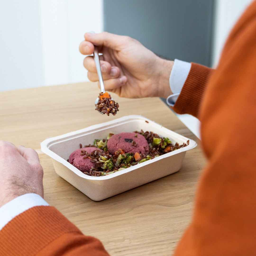 Burger di fagioli cannellini e barbe rosse con riso rosso, carotine e broccoli