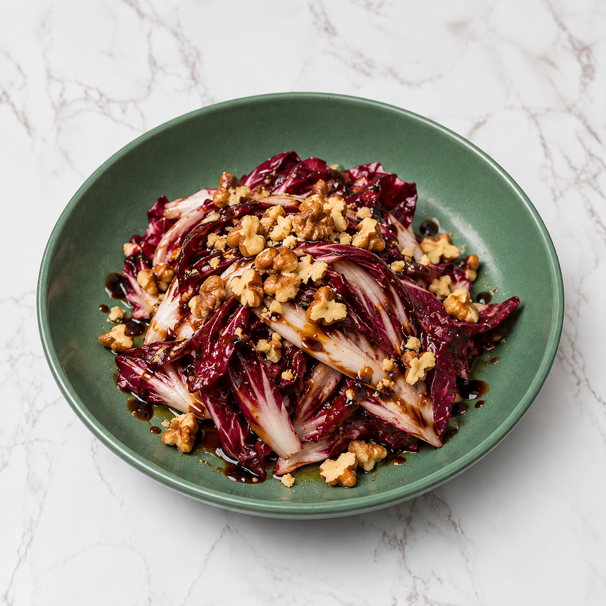 Radicchio marinato con salsa di aceto balsamico e granella di noci